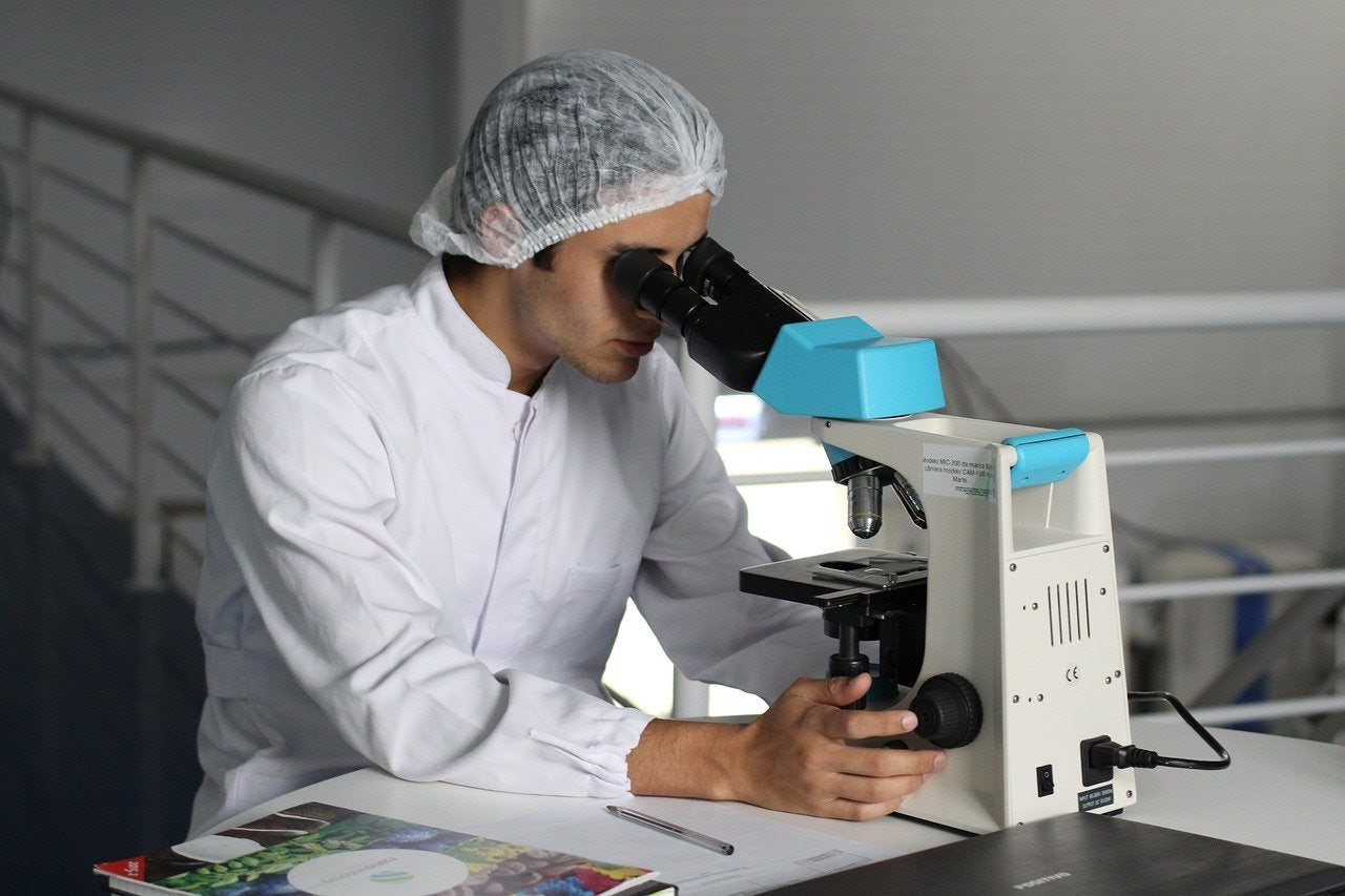 ¿Cómo ayuda a la industria del mecanizado el desarrollo de la biomedicina?