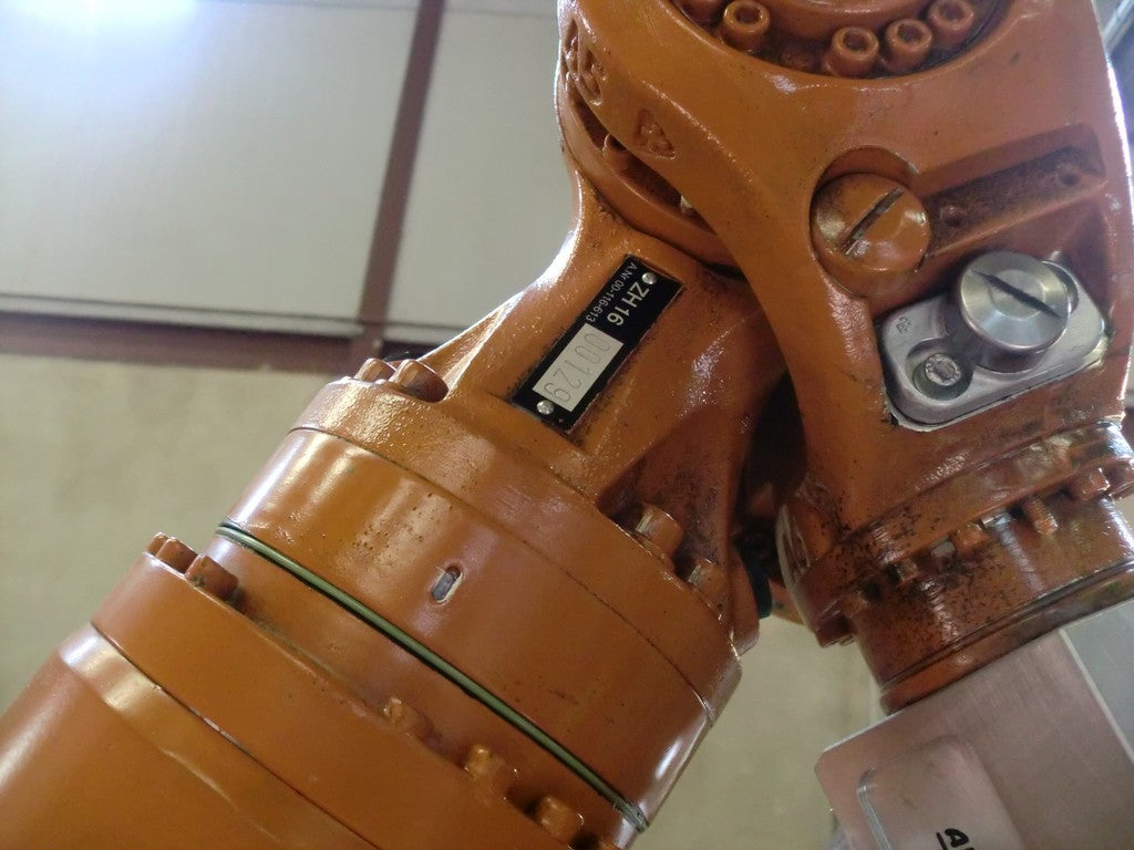 (EN USO IBI FIBRA) ROBOT KUKA KR16