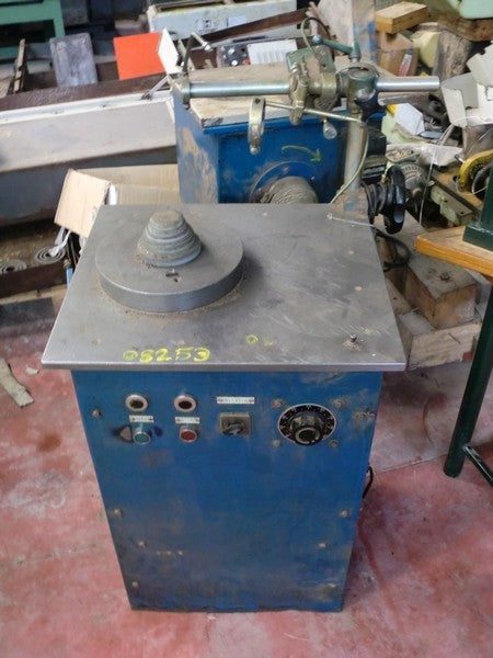 MAQUINA DE QUITAR REBABAS POR FLUIDO ABRASIVO CON DOBLE CAMARA.