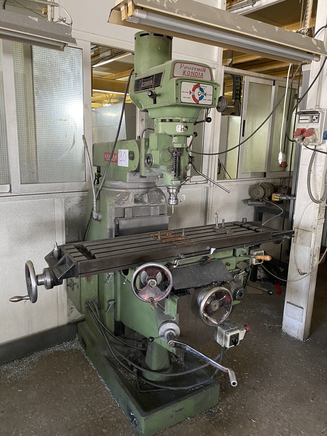 FRESADORA TORRETA KONDIA MOD FV1