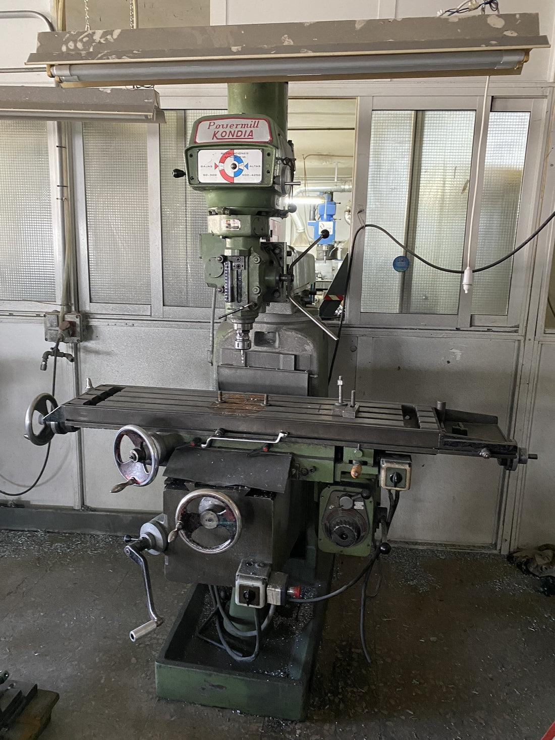 FRESADORA TORRETA KONDIA MOD FV1