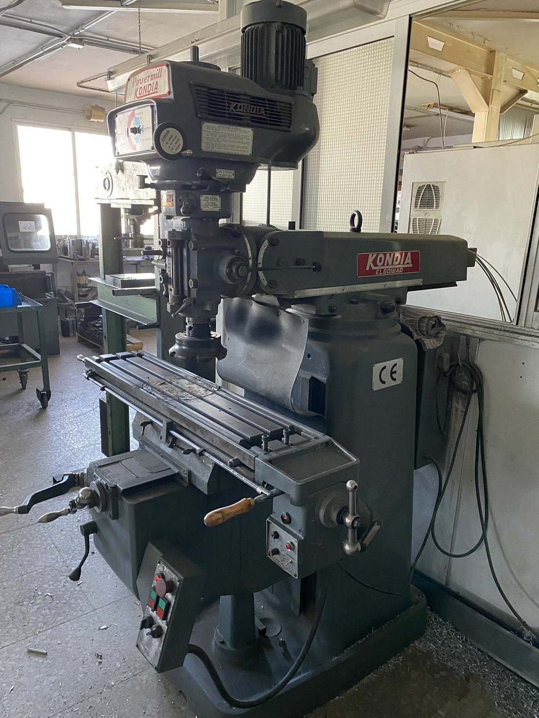 FRESADORA TORRETA KONDIA MOD FV1