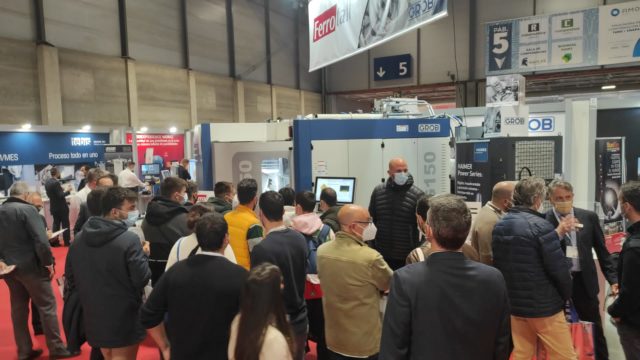 Stand Ferrotall Metalmadrid mecanizando con centro de mecanizado 5 ejes GROB